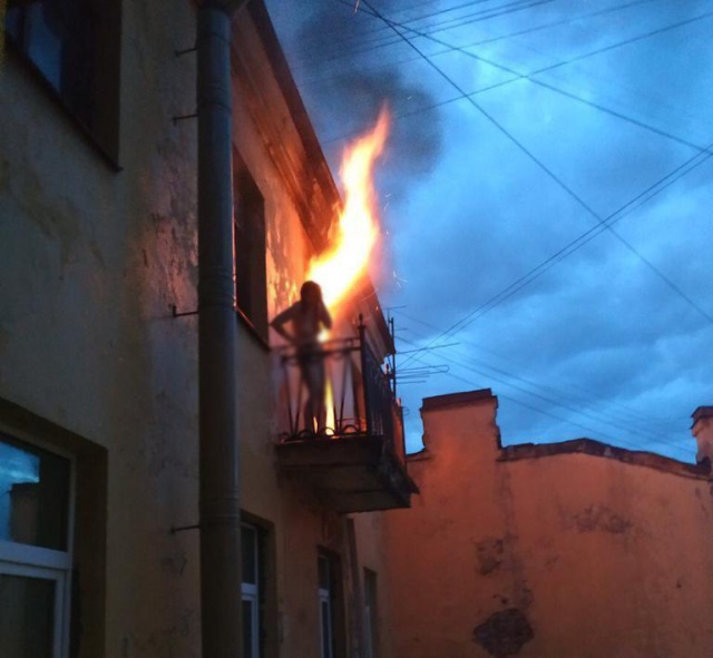 В Санкт-Петербурге от огня спасли обнаженную девушку (2 фото + видео)