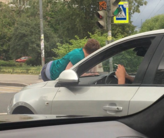 В Санкт-Петербурге парень прокатился с ветерком (4 фото + видео)