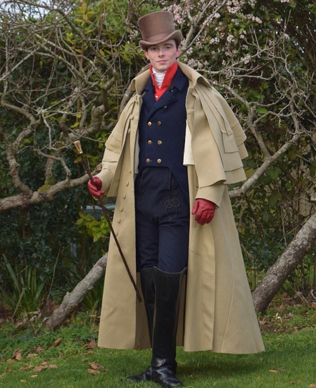 Парень из Англии бросил вызов современной моде и уже 10-й год носит одежду в стиле XIX века (10 фото)
