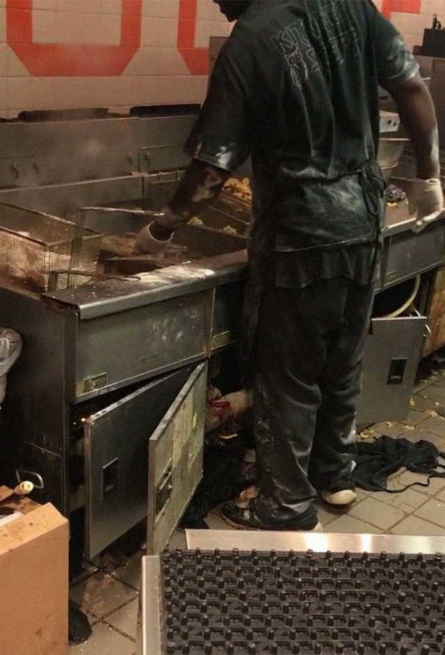 Что происходит на кухне одного из кафе Hooters (6 фото)