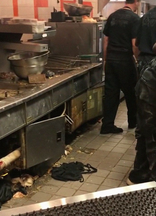 Что происходит на кухне одного из кафе Hooters (6 фото)