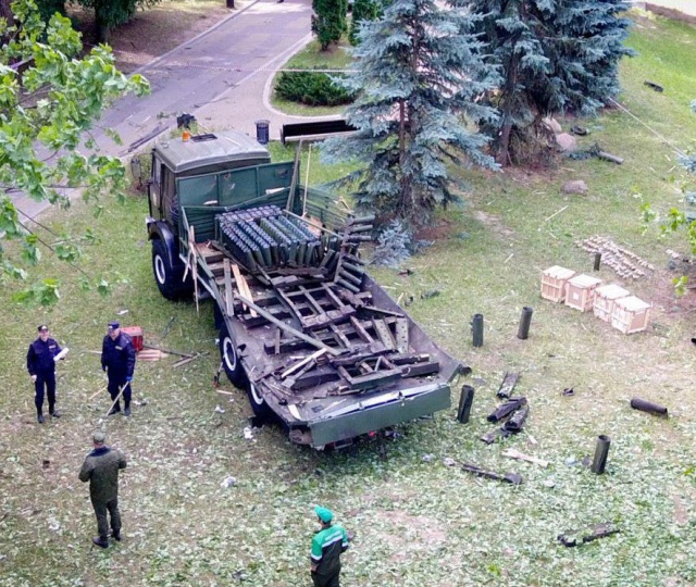 Салютная установка после взрыва фейерверка в Минске (4 фото)