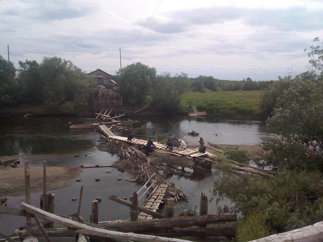 Жители села в Свердловской области своими силами строят мост через реку (6 фото)