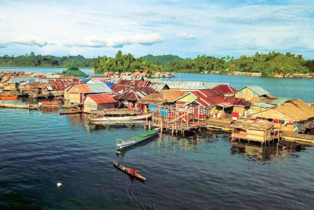 Плавучие деревни в Малайзии (6 фото)