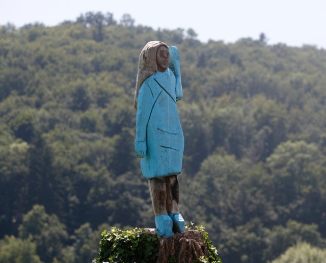 Статуя Мелании Трамп в Словении (5 фото)