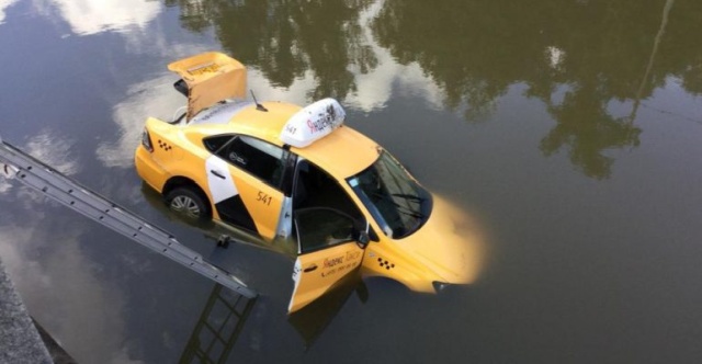 В Москве такси упало в воду (4 фото)