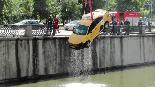 В Москве такси упало в воду (4 фото)