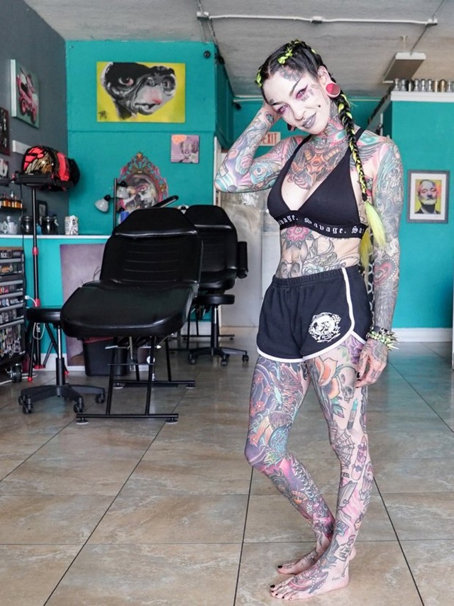 Любительница татуировок тогда и сейчас (3 фото)
