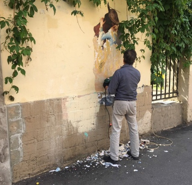 Стрит-арт "Поцелуй" на Стремянной в Санкт-Петербурге был уничтожен (3 фото)