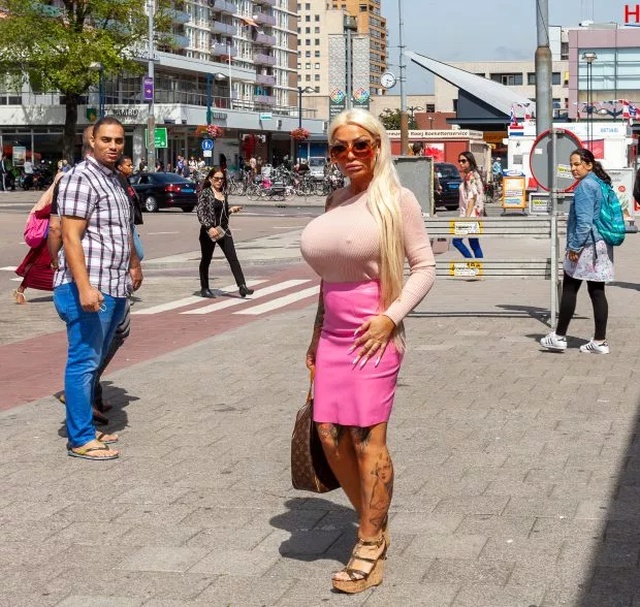 Жительница Нидерландов превратила себя в куклу Барби (8 фото)