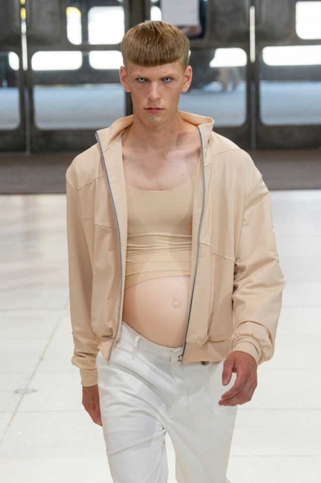 Мода, пожалуйста прекрати! На лондонской Неделе моды на подиум вышли "беременные мужчины" (17 фото)