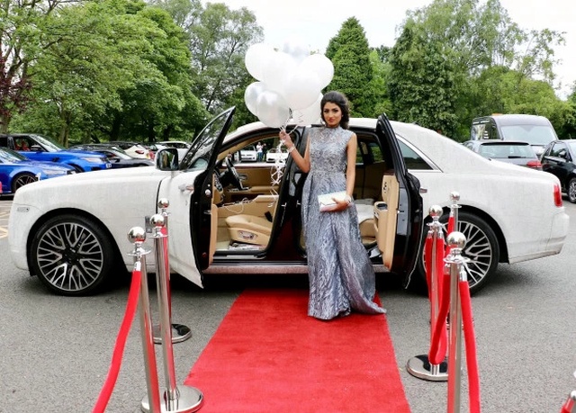 Подросток приехала на выпускной на Rolls-Royce в кристаллах (5 фото)