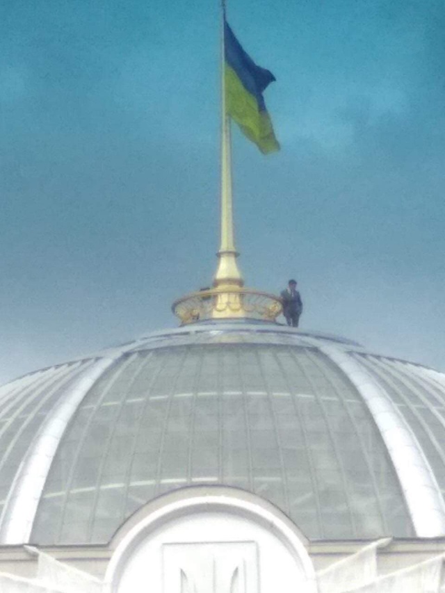 Владимир Зеленский залез на крышу Верховной Рады? (3 фото)