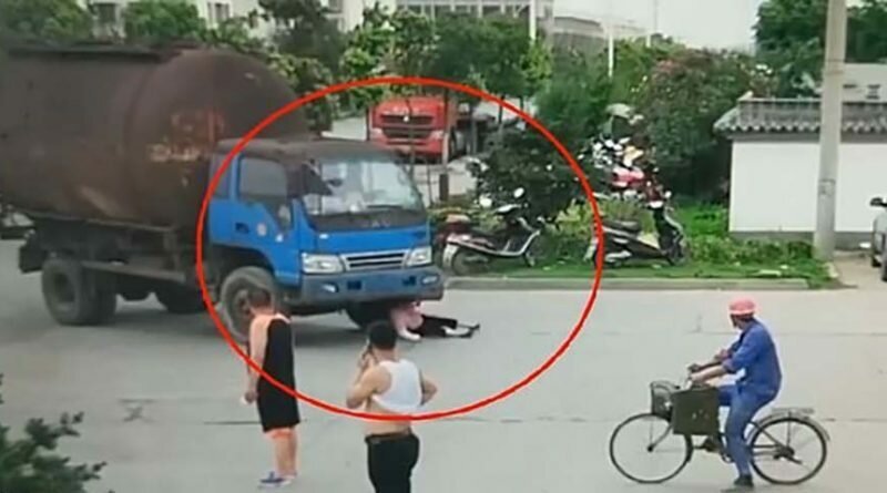 Камера наблюдения засняла мошенницу, которая бросилась под колеса грузовика (2 фото + видео)