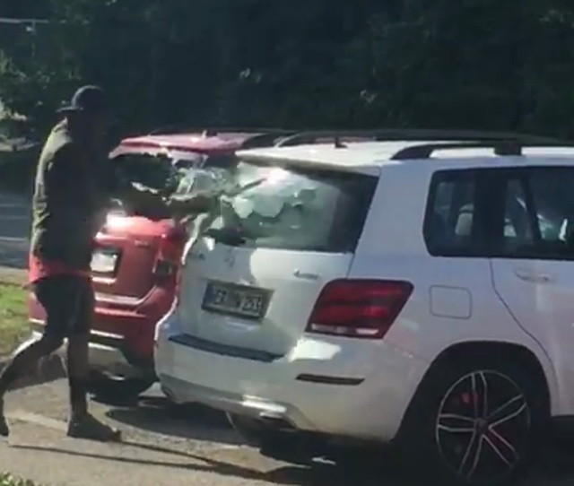 В Германии темнокожий мужчина разбил припаркованные автомобили