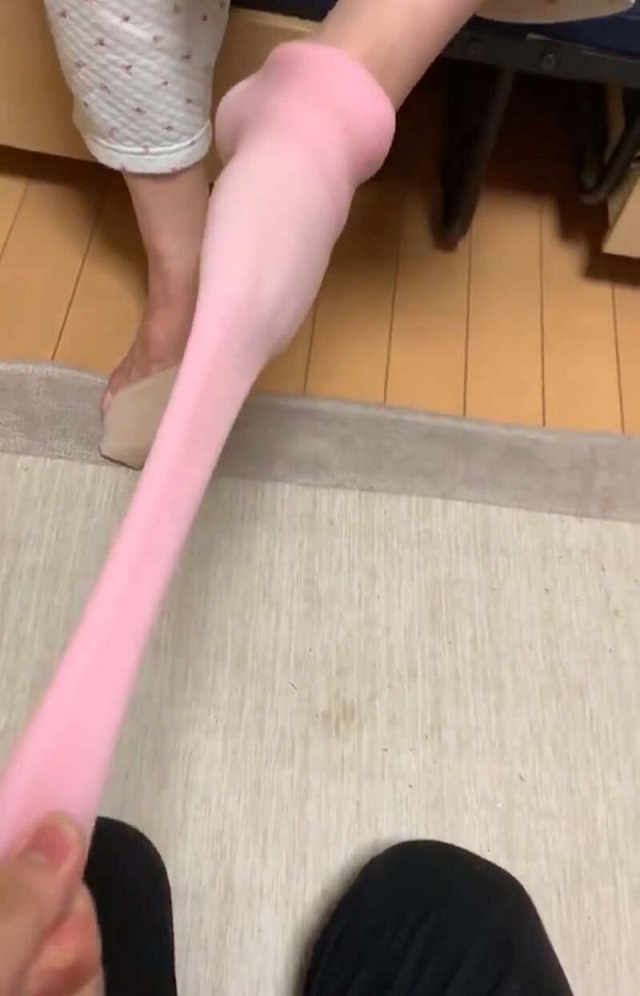 В Японии бабушка надела "теплые носочки", случайно перепутав их с "игрушкой" внука (3 фото + видео)
