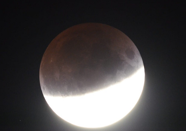 Частичное лунное затмение и "кровавый восход" (2 фото + видео)