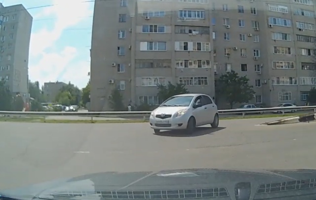 Хотела развернуться, но не заметила встречный автомобиль (видео + 4 фото)