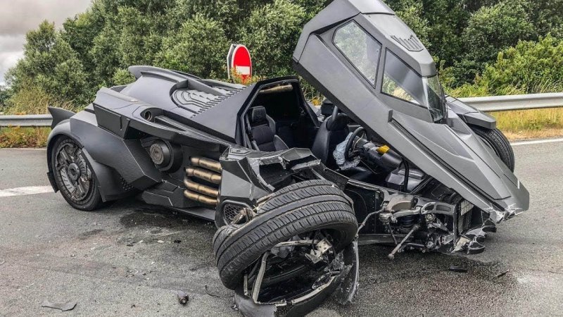 Уникальный бэтмобиль был разбит на скоростной трассе во Франции (5 фото + видео)