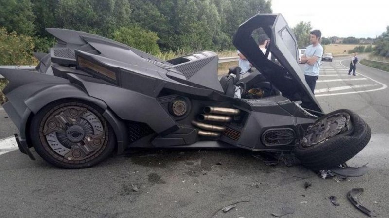 Уникальный бэтмобиль был разбит на скоростной трассе во Франции (5 фото + видео)