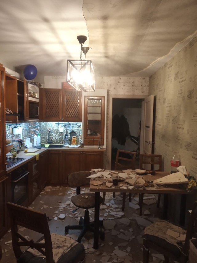 Обрушение потолка в квартире (7 фото)