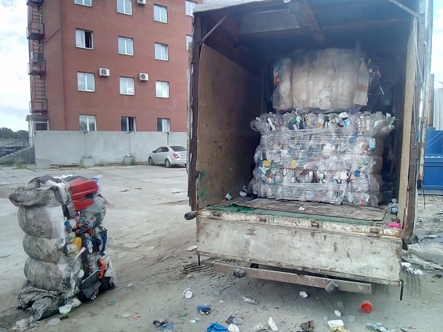 Старообрядцы из Челябинска несколько лет собирали пластиковый мусор (4 фото)