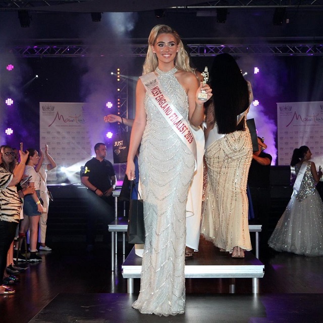 Элла Риз - 19-летняя грузчица, которая вышла в финал конкурса "Мисс Англия" (16 фото)