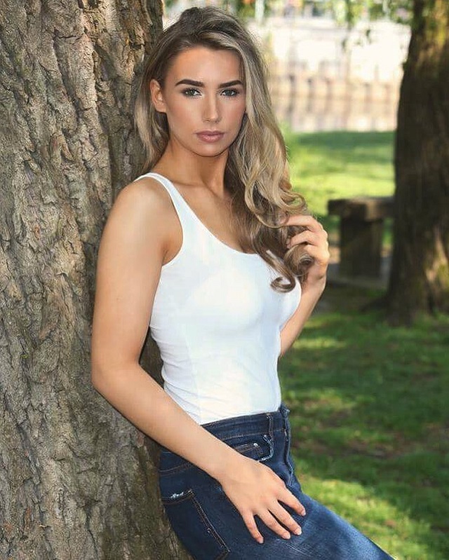 Элла Риз - 19-летняя грузчица, которая вышла в финал конкурса "Мисс Англия" (16 фото)
