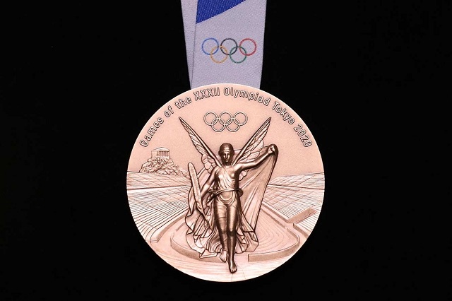 В Токио показали медали летней Олимпиады 2020 года (2 фото)