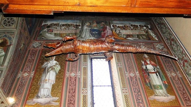 Что делают крокодилы в христианских церквях? (5 фото)