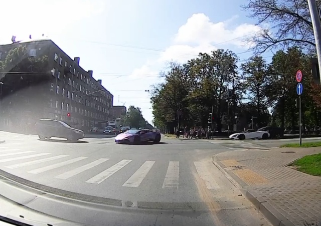 Авария с участием кабриолета Lamborghini в Латвии