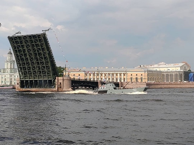 Фотоотчет с военно-морского парада в честь Дня ВМФ в Санкт-Петербурге (17 фото)