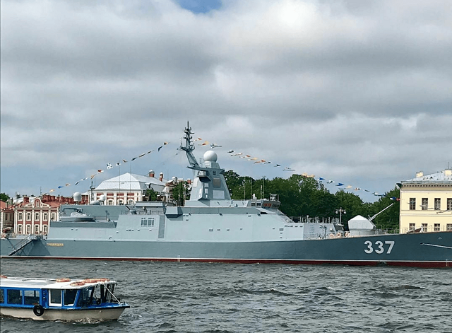 Фотоотчет с военно-морского парада в честь Дня ВМФ в Санкт-Петербурге (17 фото)
