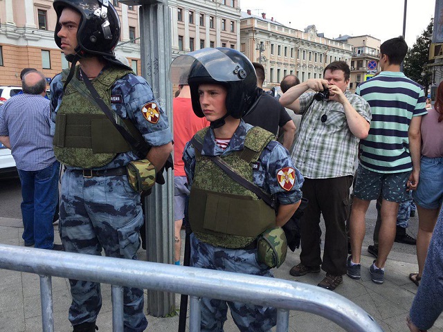 Фоторепортаж с московского митинга (16 фото + 8 видео)