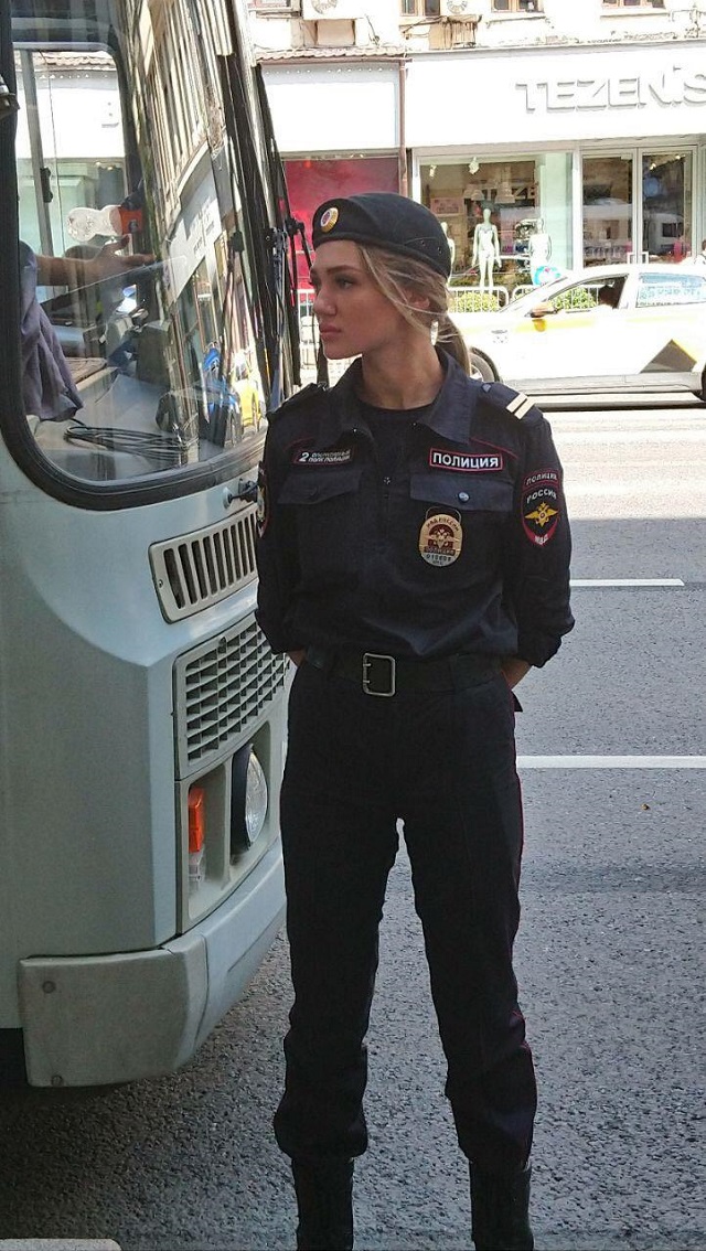 В соцсетях нашли самого красивого полицейского с митинга 27-го июля (4 фото)