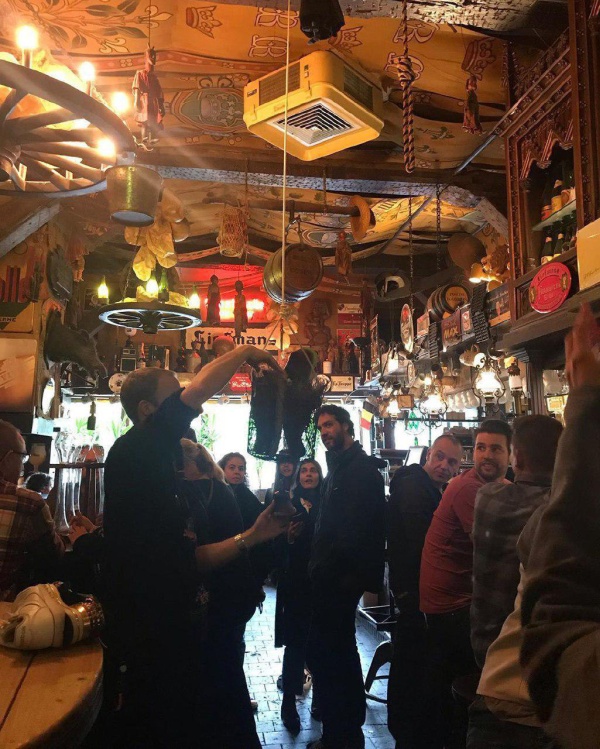 Что за странные вещи происходят в этом баре в Бельгии (4 фото)