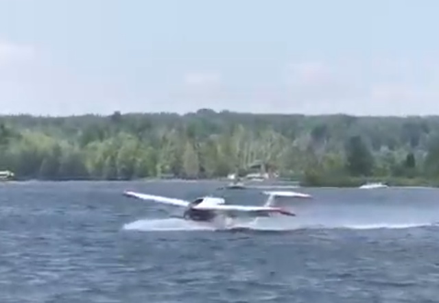 Очевидцы засняли момент крушения гидросамолета на озере Литтлфилд 