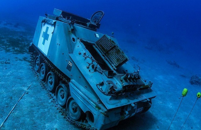 В Иордании открыли подводный музей военной техники (7 фото)