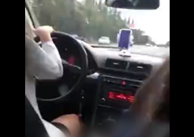 Пьяные девушки вели прямой эфир, пытаясь уйти от полицейской погони (2 видео)