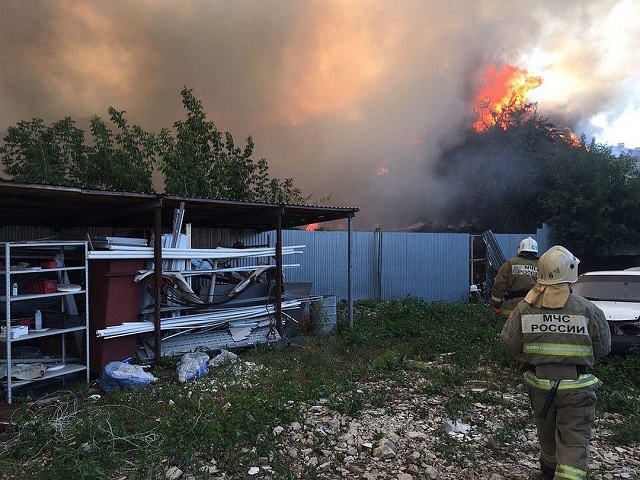 В Самаре из-за детского баловства сгорело 8 домов (4 фото + видео)
