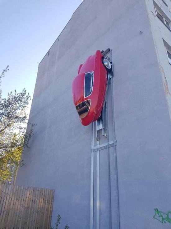 Автомобиль, который можно "припарковать" на стене (5 фото)