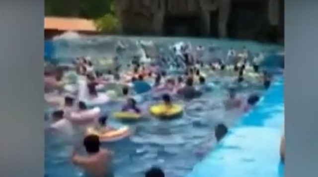 В китайском аквапарке произошло "цунами"