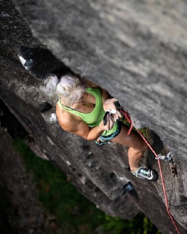 Главное правило безопасности альпиниста - не отвлекаться (24 фото)
