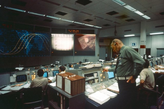 Восстановленный центр управления полётами миссии «Аполлон» (13 фото)