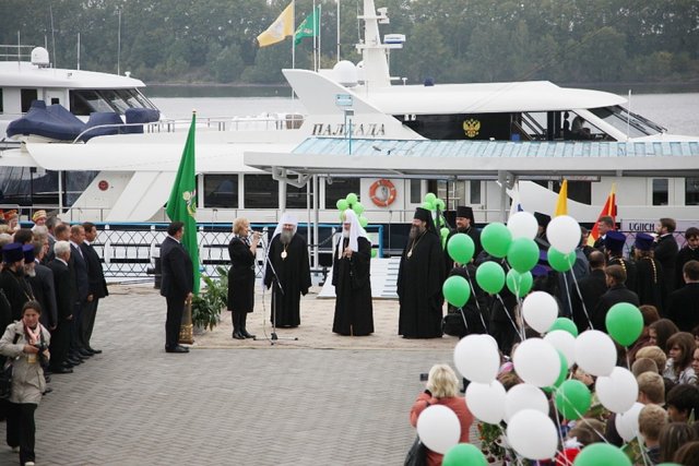 На яхте патриарха Московского Кирилла заметили девушек в купальниках (6 фото)