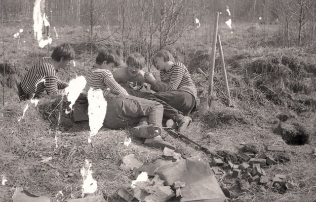 Советские дети в поисках "эха войны" (9 фото)