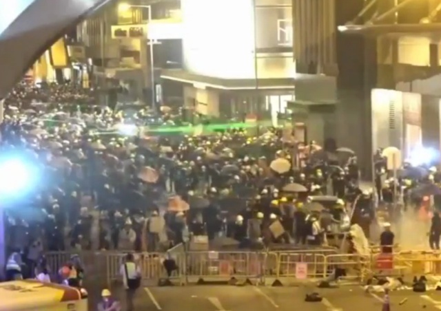 Протестующие в Гонконге используют лазеры