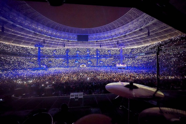 Гитаристы Rammstein поцеловались на концерте в Москве (8 фото)