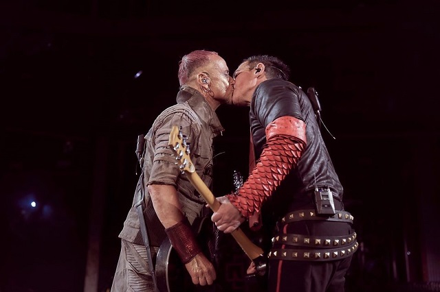 Гитаристы Rammstein поцеловались на концерте в Москве (8 фото)