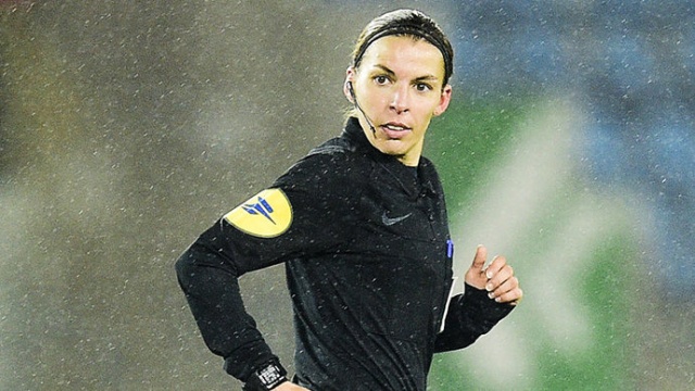 Стефани Фраппар будет судить матч Суперкубка УЕФА (4 фото)